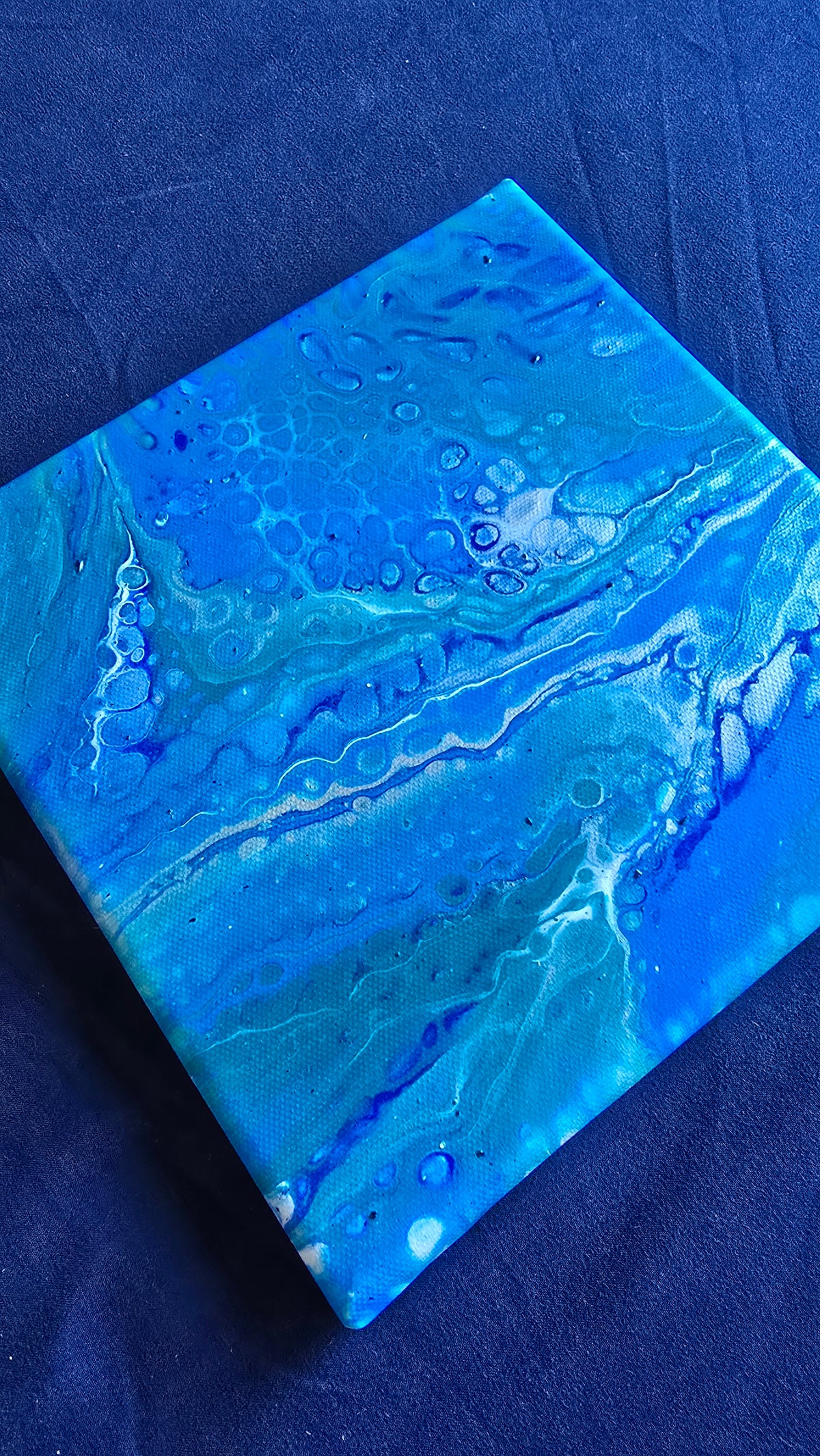 Quadratisches abstraktes Acryl-Leinwandbild mit fliessenden Strukturen und Zellmustern in Türkis, leuchtendem Blau, Dunkelblau und Weiss.