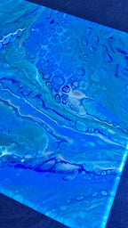 Quadratisches abstraktes Acryl-Leinwandbild mit fliessenden Strukturen und Zellmustern in Türkis, leuchtendem Blau, Dunkelblau und Weiss.