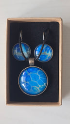 Solas Aqua Mirage Schmuckset in Blau, Türkis und Silber mit abstrakter Maserung