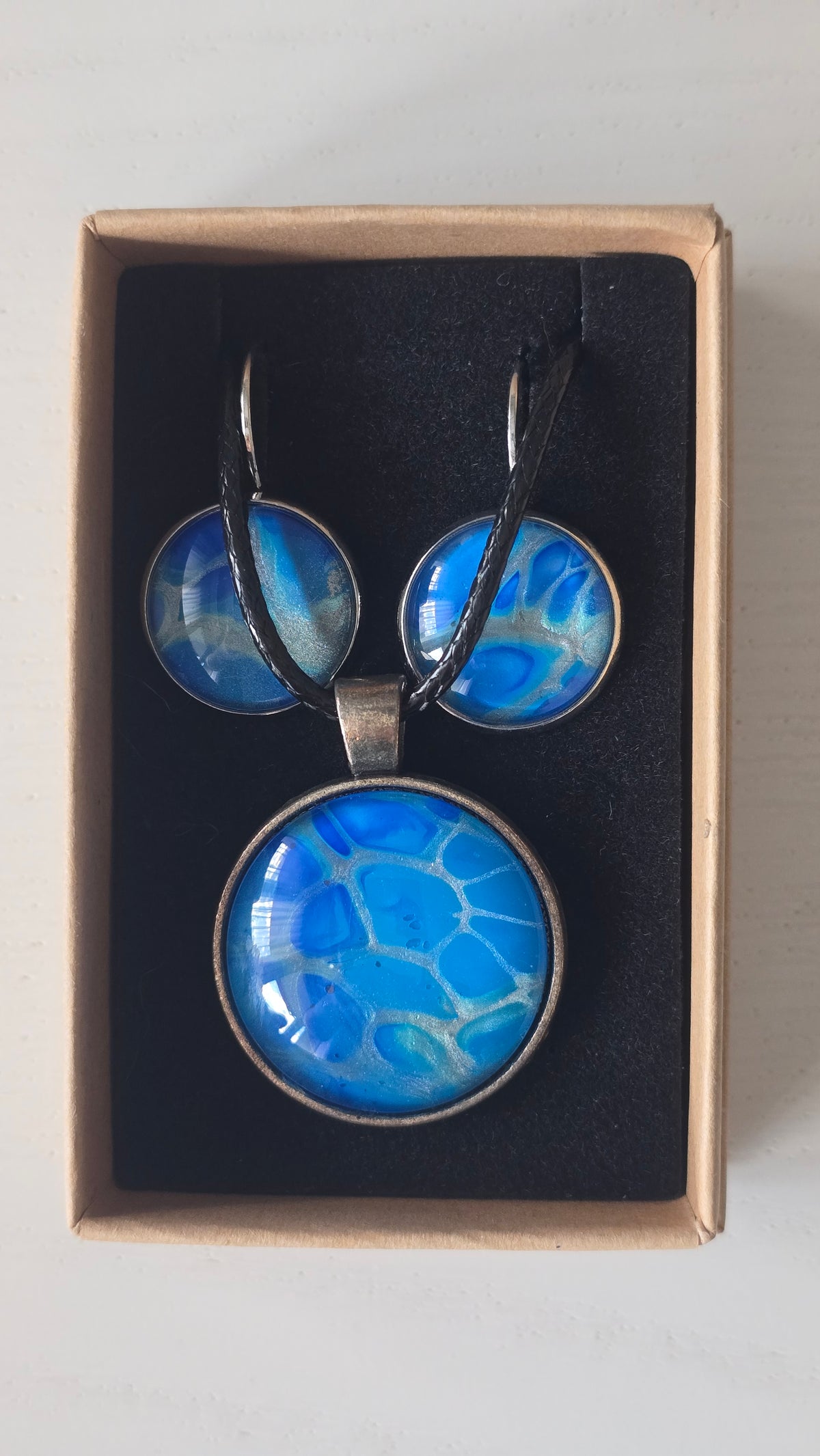 Solas Aqua Mirage Schmuckset in Blau, Türkis und Silber mit abstrakter Maserung