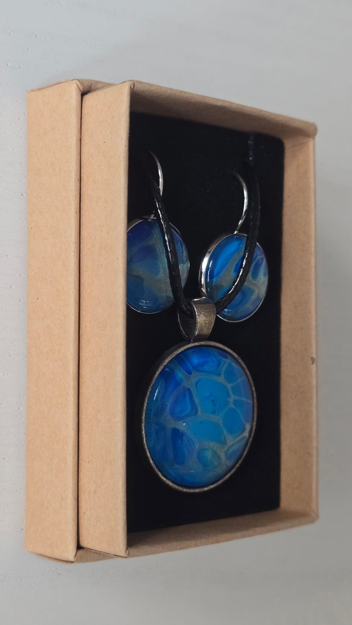 Solas Aqua Mirage Schmuckset in Blau, Türkis und Silber mit abstrakter Maserung