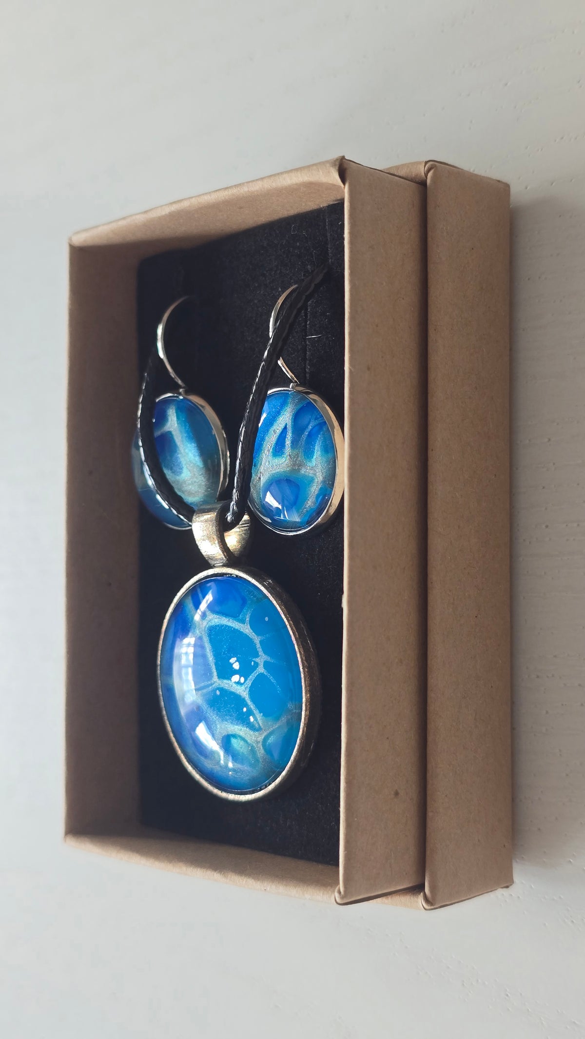 Solas Aqua Mirage Schmuckset in Blau, Türkis und Silber mit abstrakter Maserung
