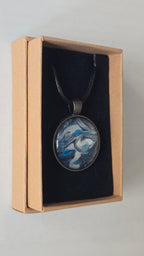 Runde Cabochon-Kette mit fliessendem Muster in Silber, Anthrazit, Eisblau und Türkis in dunkler Metallfassung.