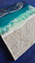 Handgefertigtes quadratisches resin gessobild mit türkisblauem Meer, weissen Wellen und strukturierter Sandfläche. Modernes Meeresbild als Unikat von Solas Artwork.