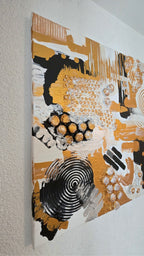Abstraktes Leinwandbild Aurea 50 × 50 cm mit Gold, Schwarz, Weiss und Perlmutt, geometrischen Formen, Kreisen und plastischen Strukturen.