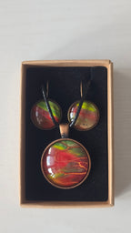 Rundes Cabochon-Schmuckset mit grossem Halskettenanhänger und zwei passenden Ohrringen in Rot, Grün und Gelb mit kupfer-goldenen Linien.