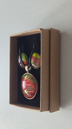 Rundes Cabochon-Schmuckset mit grossem Halskettenanhänger und zwei passenden Ohrringen in Rot, Grün und Gelb mit kupfer-goldenen Linien.