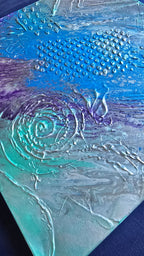 Quadratisches abstraktes Leinwandbild mit strukturierter Oberfläche, kräftigem Blau, Türkis, Violett und Silber sowie Punkten, Linien und Kreisformen.