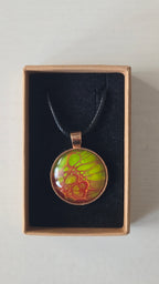Runde Cabochon Kette Solas Bloom Temper mit leuchtend grüner, kupferroter Farbstruktur, bronzefarbener Fassung und schwarzem Band.