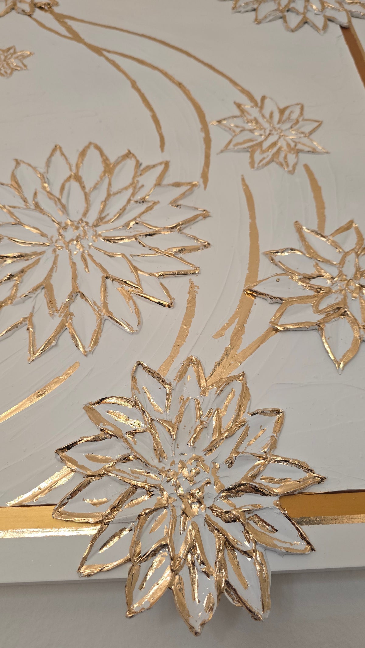 Solas Blooming Gold 3-teiliges Struktur-Gessorahmenbild in Weiss und Gold mit plastischen Blüten und Blattgold