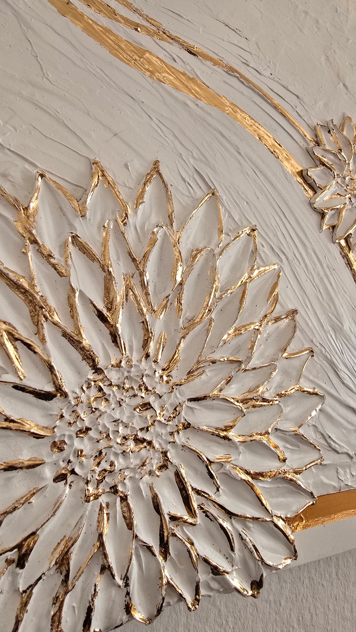 Solas Blooming Gold 3-teiliges Struktur-Gessorahmenbild in Weiss und Gold mit plastischen Blüten und Blattgold