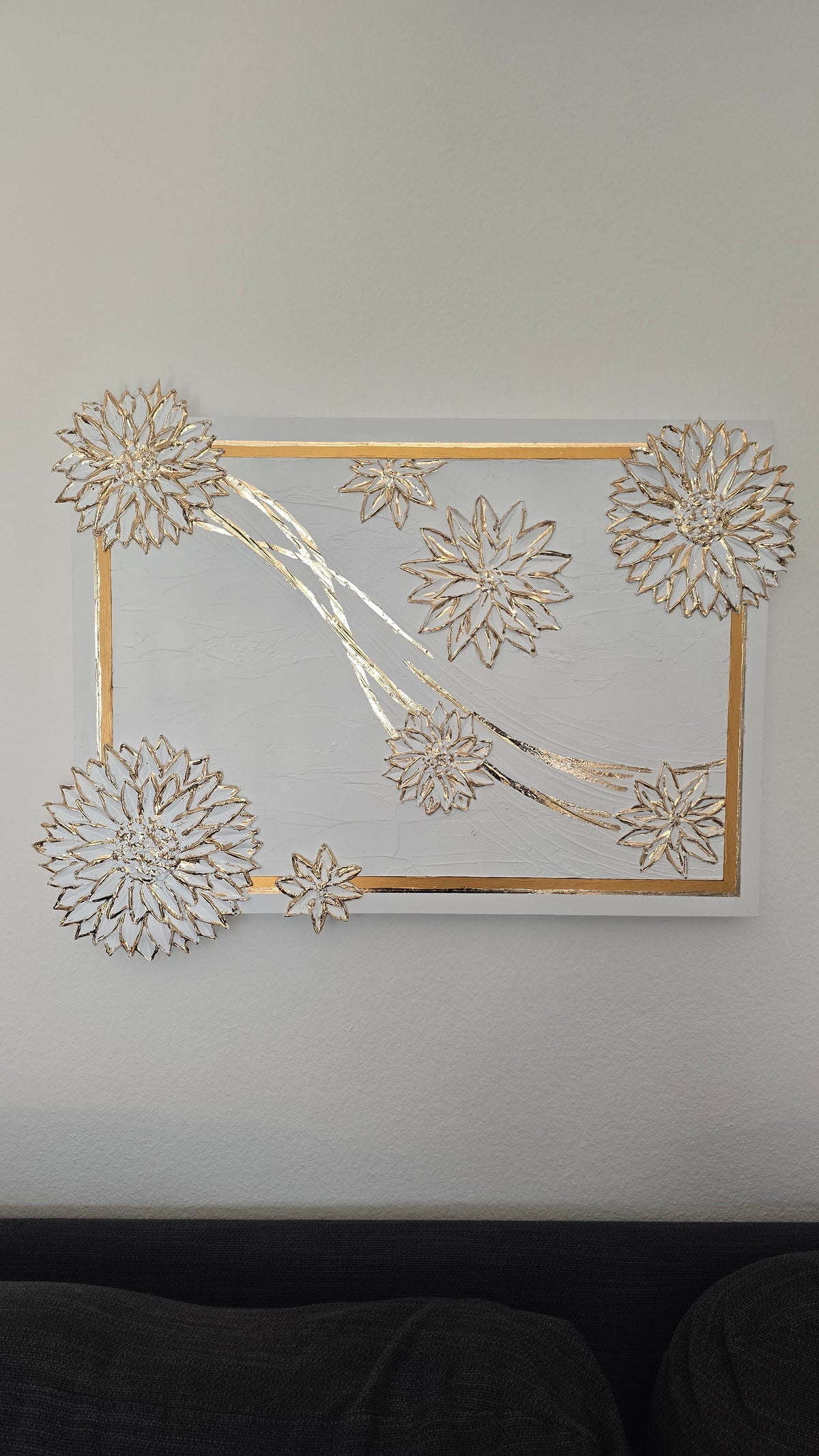 Solas Blooming Gold 3-teiliges Struktur-Gessorahmenbild in Weiss und Gold mit plastischen Blüten und Blattgold