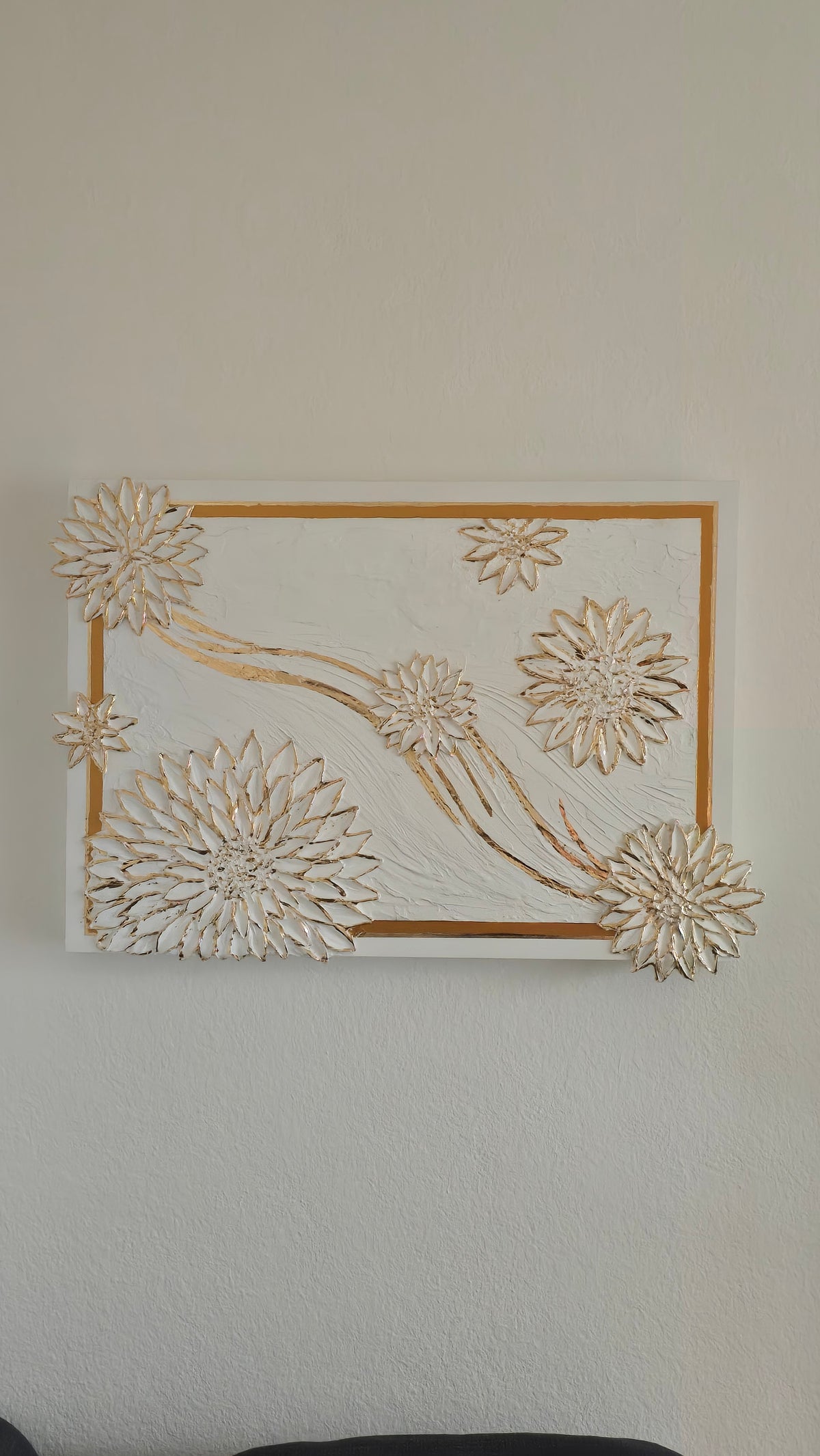 Solas Blooming Gold 3-teiliges Struktur-Gessorahmenbild in Weiss und Gold mit plastischen Blüten und Blattgold
