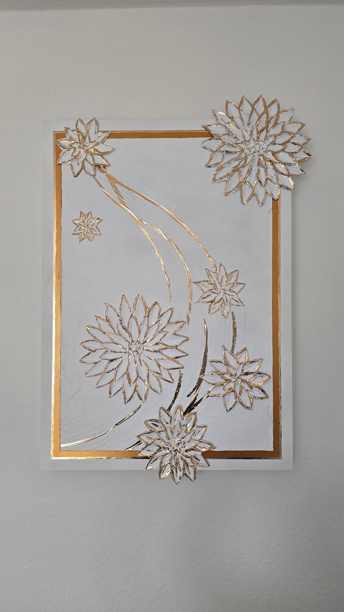 Solas Blooming Gold 3-teiliges Struktur-Gessorahmenbild in Weiss und Gold mit plastischen Blüten und Blattgold