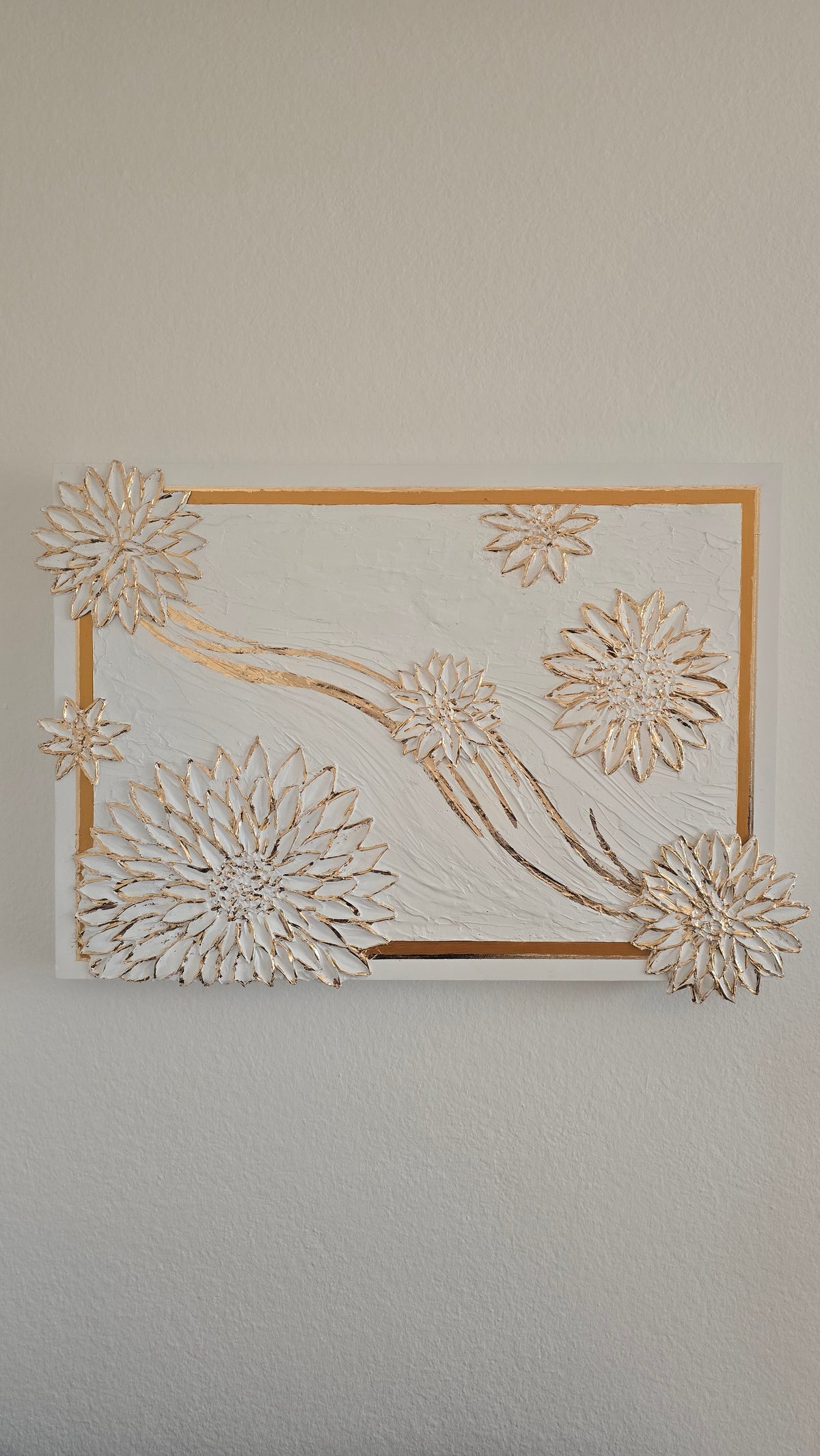 Solas Blooming Gold 3-teiliges Struktur-Gessorahmenbild in Weiss und Gold mit plastischen Blüten und Blattgold