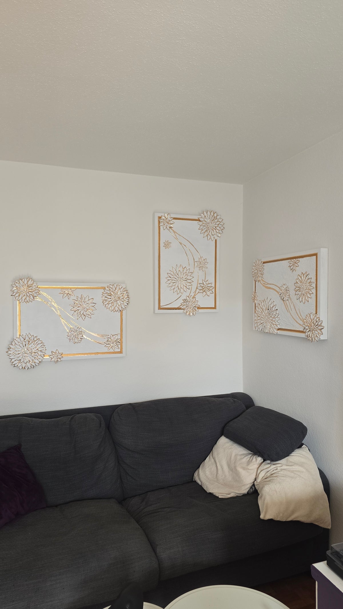 Solas Blooming Gold 3-teiliges Struktur-Gessorahmenbild in Weiss und Gold mit plastischen Blüten und Blattgold