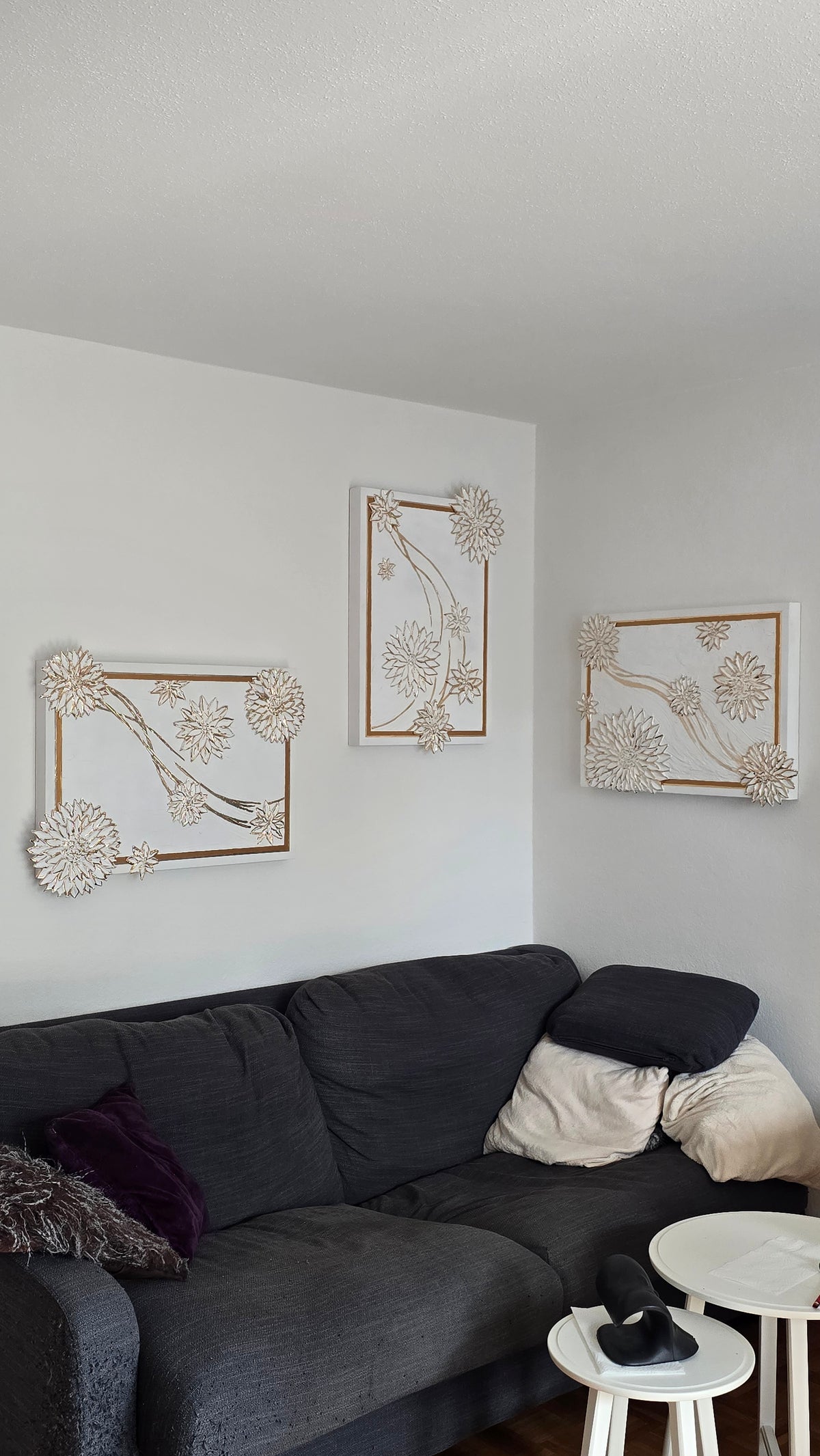 Solas Blooming Gold 3-teiliges Struktur-Gessorahmenbild in Weiss und Gold mit plastischen Blüten und Blattgold