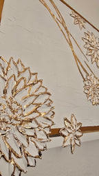 Solas Blooming Gold 3-teiliges Struktur-Gessorahmenbild in Weiss und Gold mit plastischen Blüten und Blattgold