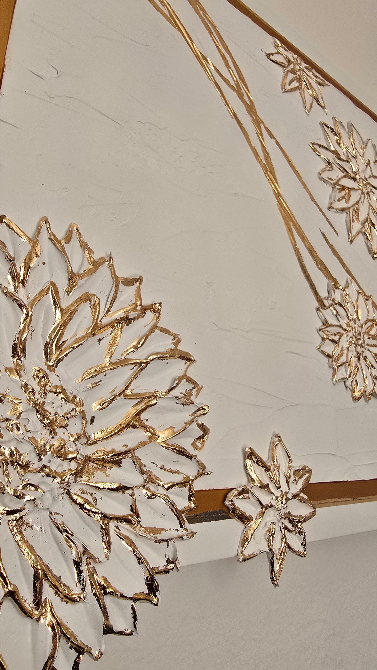 Solas Blooming Gold 3-teiliges Struktur-Gessorahmenbild in Weiss und Gold mit plastischen Blüten und Blattgold