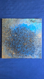 Quadratisches abstraktes Leinwandbild in intensivem Blau und Türkis mit dunklen Zellstrukturen sowie kleinen goldenen und erdigen Akzenten.