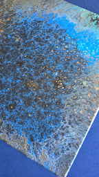 Quadratisches abstraktes Leinwandbild in intensivem Blau und Türkis mit dunklen Zellstrukturen sowie kleinen goldenen und erdigen Akzenten.