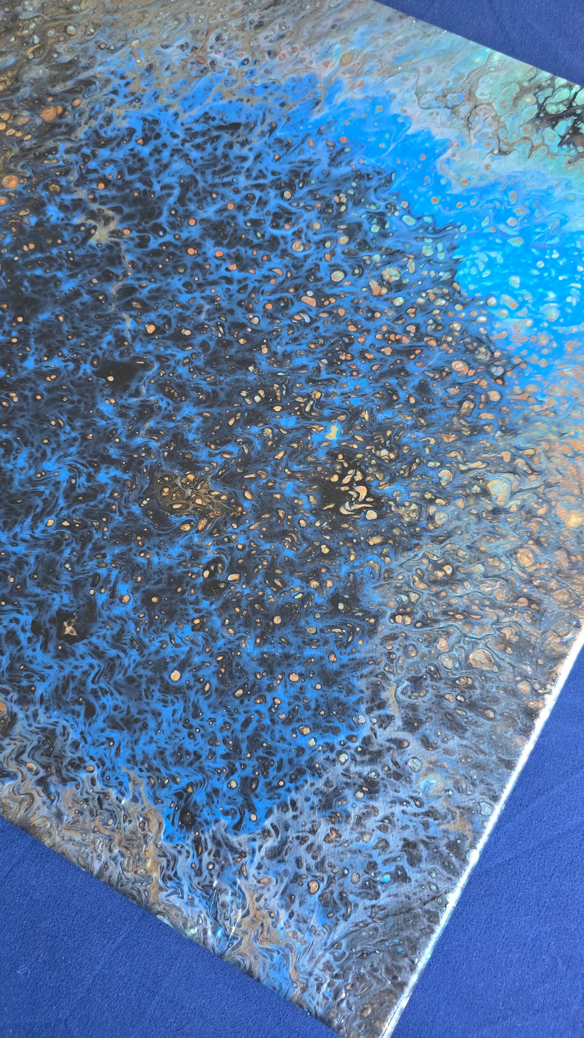 Quadratisches abstraktes Leinwandbild in intensivem Blau und Türkis mit dunklen Zellstrukturen sowie kleinen goldenen und erdigen Akzenten.