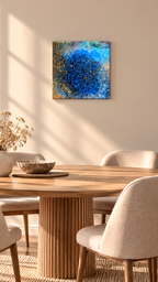 Quadratisches abstraktes Leinwandbild in intensivem Blau und Türkis mit dunklen Zellstrukturen sowie kleinen goldenen und erdigen Akzenten.