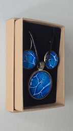 Rundes Cabochon-Schmuckset mit Anhänger und Ohrringen an schwarzem Band, in leuchtendem Blau und Cyan mit feinen weissen, verzweigten Linien.