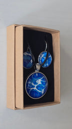 Cabochon Schmuckset Solas Blue Fusion mit runder Kette und zwei Ohrringen in Dunkelblau, Kobaltblau, Türkis und Weiss, silberfarbenen Fassungen und schwarzem Band.