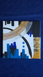 Zwei quadratische abstrakte Acryl-Leinwandbilder mit geometrischen Formen, geschwungenen Linien und Pinselstrukturen in Blau, Gold, Schwarz und Weiss.