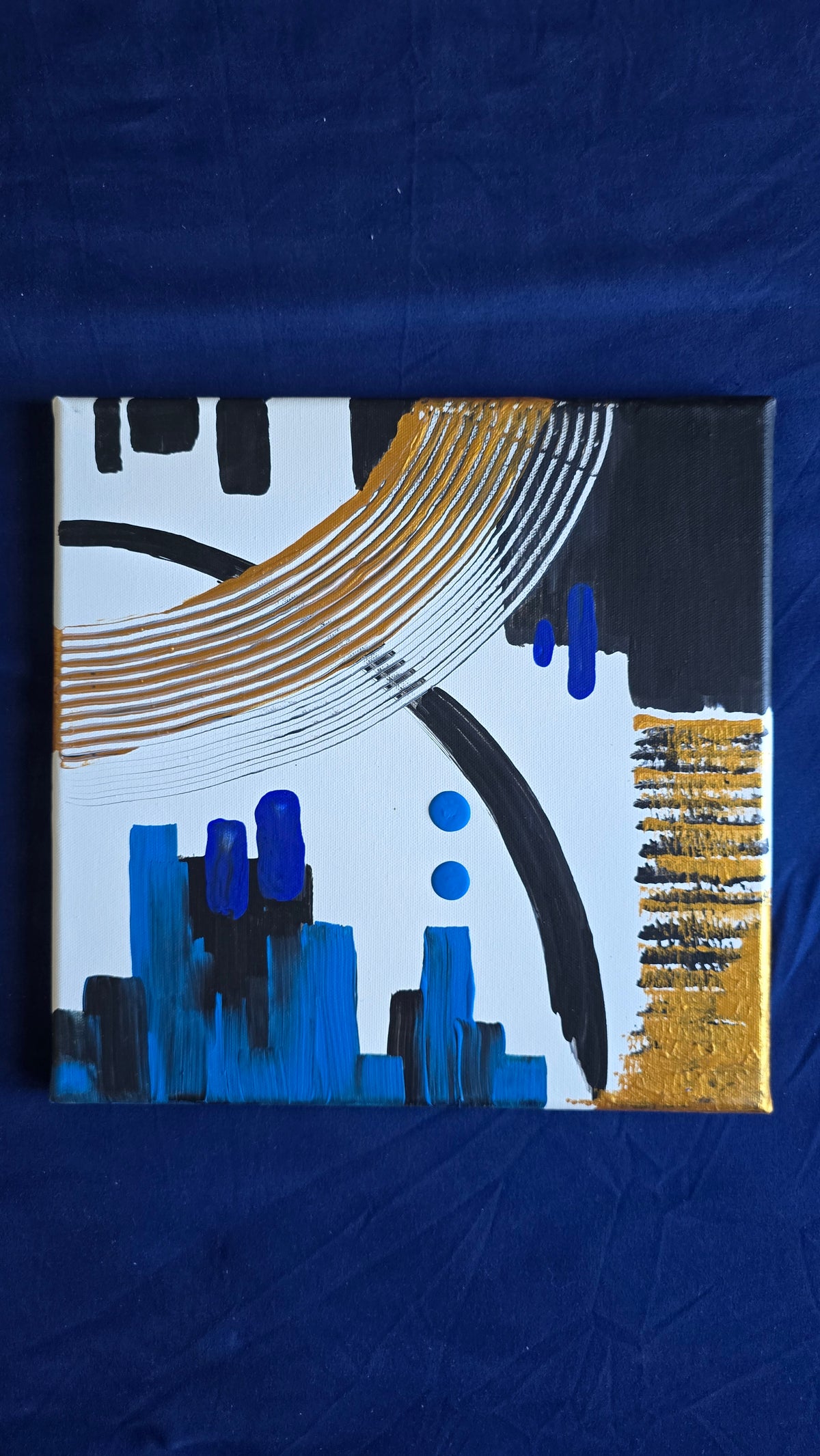 Zwei quadratische abstrakte Acryl-Leinwandbilder mit geometrischen Formen, geschwungenen Linien und Pinselstrukturen in Blau, Gold, Schwarz und Weiss.
