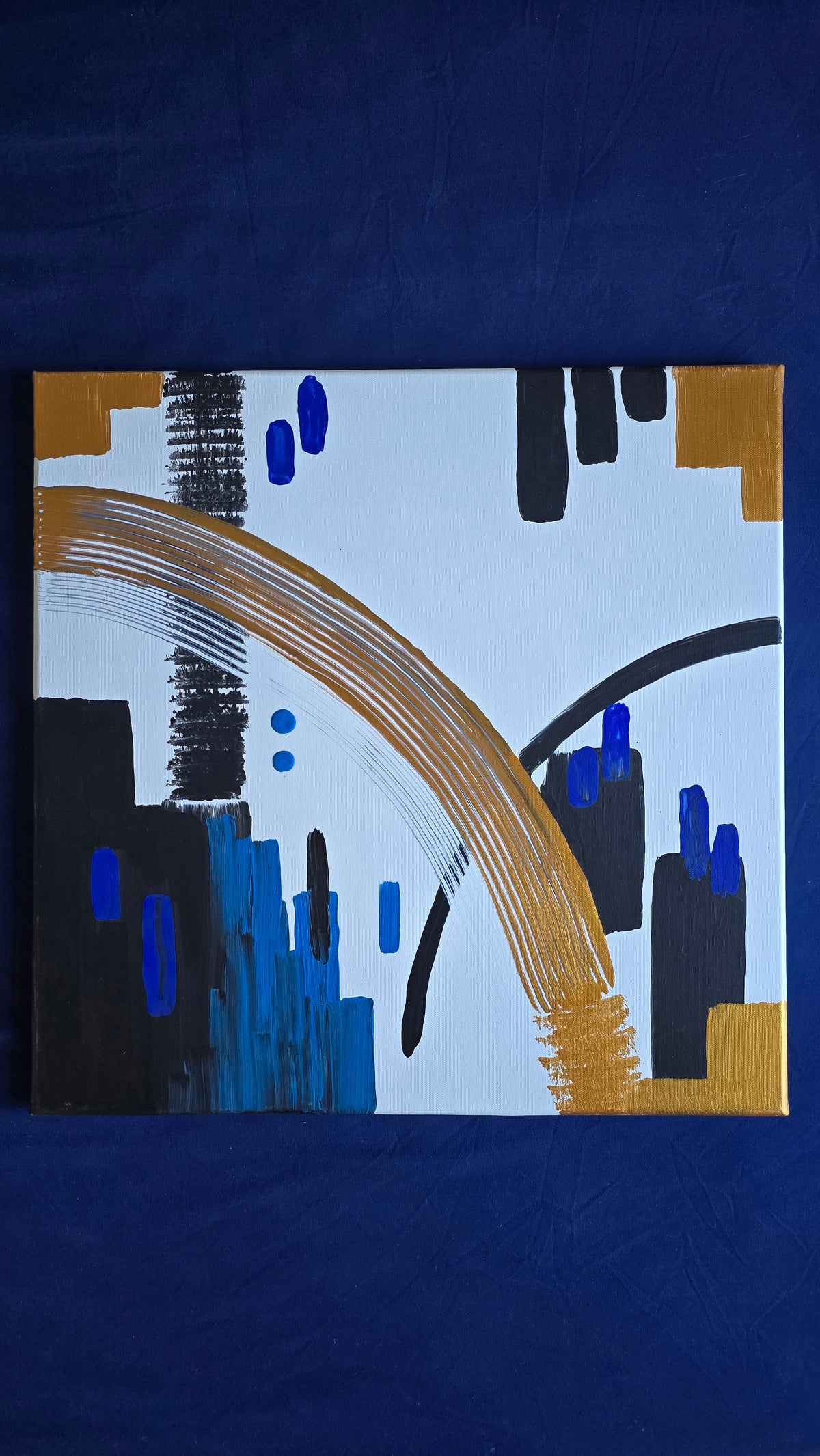 Zwei quadratische abstrakte Acryl-Leinwandbilder mit geometrischen Formen, geschwungenen Linien und Pinselstrukturen in Blau, Gold, Schwarz und Weiss.