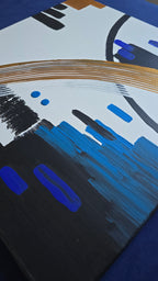 Zwei quadratische abstrakte Acryl-Leinwandbilder mit geometrischen Formen, geschwungenen Linien und Pinselstrukturen in Blau, Gold, Schwarz und Weiss.