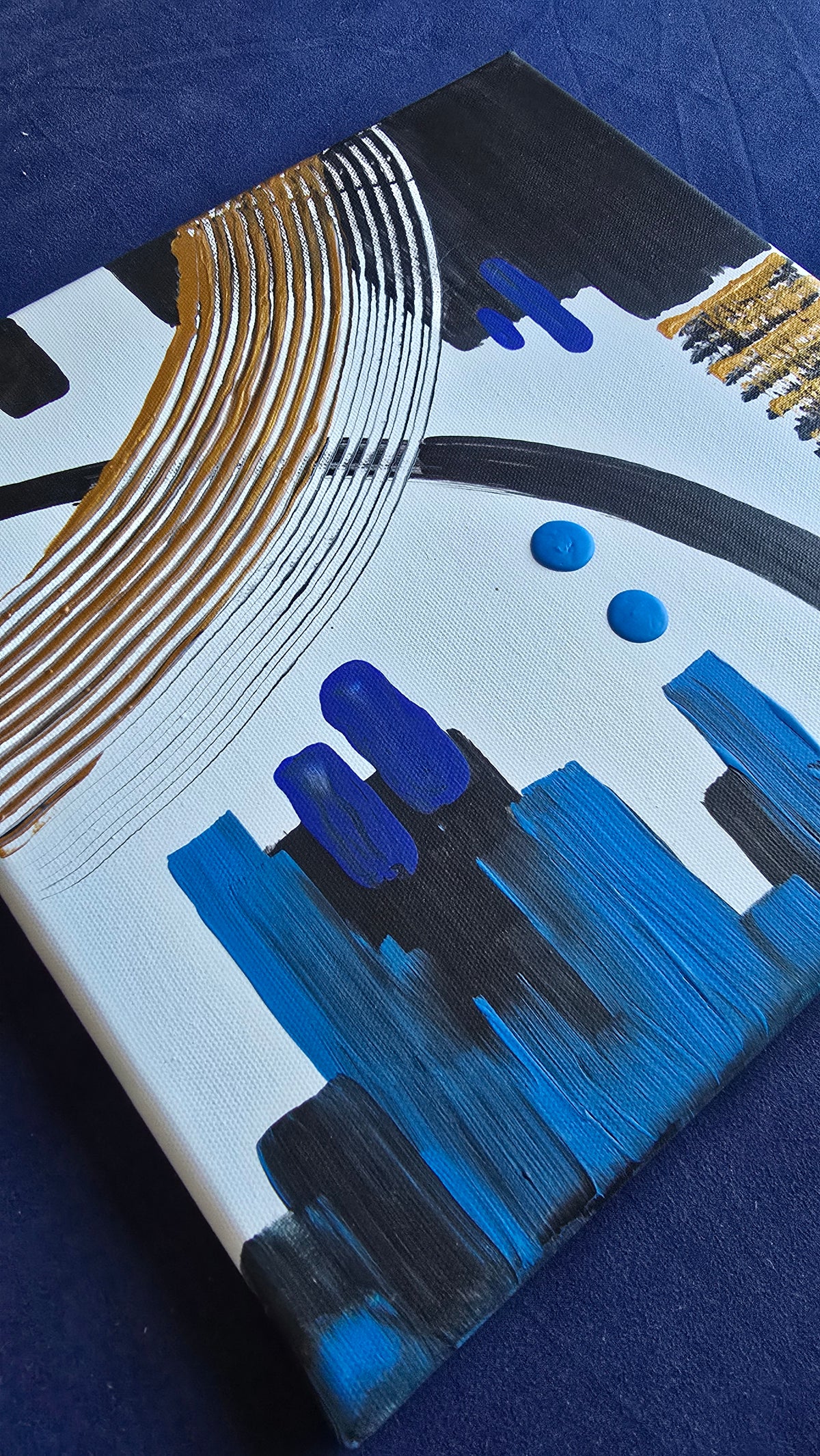 Zwei quadratische abstrakte Acryl-Leinwandbilder mit geometrischen Formen, geschwungenen Linien und Pinselstrukturen in Blau, Gold, Schwarz und Weiss.