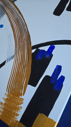 Zwei quadratische abstrakte Acryl-Leinwandbilder mit geometrischen Formen, geschwungenen Linien und Pinselstrukturen in Blau, Gold, Schwarz und Weiss.