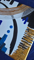 Zwei quadratische abstrakte Acryl-Leinwandbilder mit geometrischen Formen, geschwungenen Linien und Pinselstrukturen in Blau, Gold, Schwarz und Weiss.