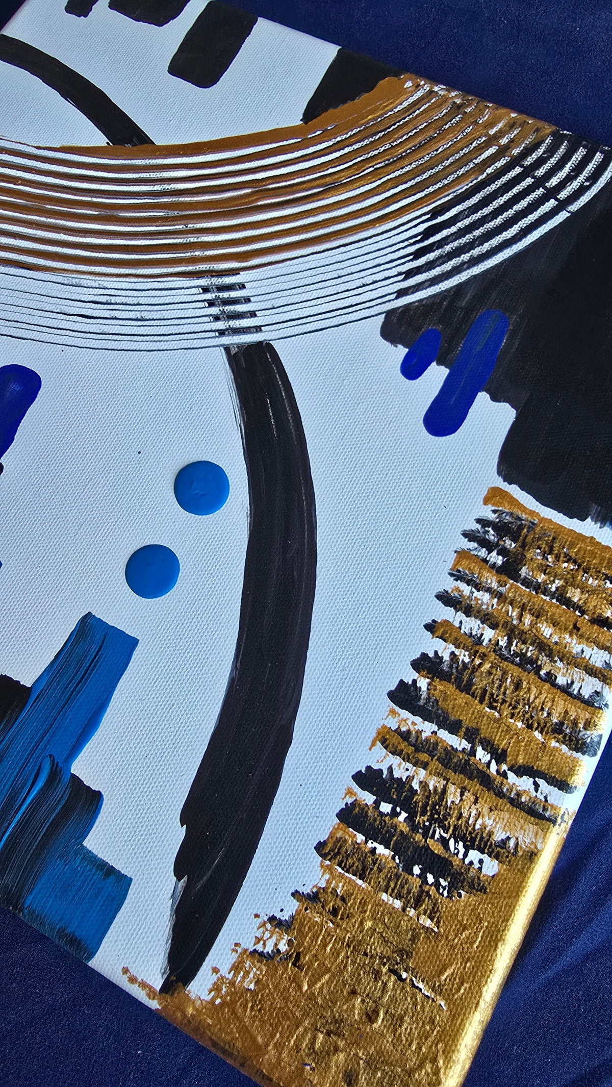 Zwei quadratische abstrakte Acryl-Leinwandbilder mit geometrischen Formen, geschwungenen Linien und Pinselstrukturen in Blau, Gold, Schwarz und Weiss.