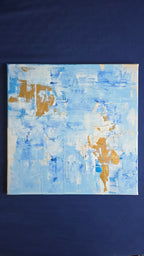 Quadratisches abstraktes Acryl-Leinwandbild mit strukturierten Farbflächen in Hellblau, Weiss, kräftigem Blau und goldenen Akzenten.