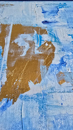 Quadratisches abstraktes Acryl-Leinwandbild mit strukturierten Farbflächen in Hellblau, Weiss, kräftigem Blau und goldenen Akzenten.