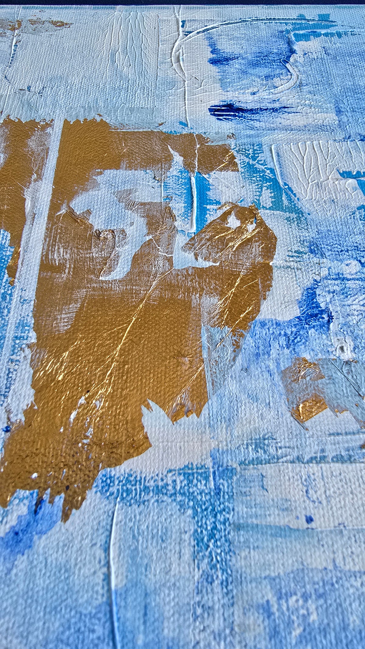 Quadratisches abstraktes Acryl-Leinwandbild mit strukturierten Farbflächen in Hellblau, Weiss, kräftigem Blau und goldenen Akzenten.