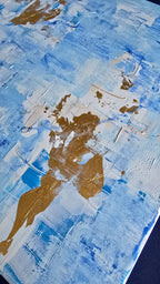 Quadratisches abstraktes Acryl-Leinwandbild mit strukturierten Farbflächen in Hellblau, Weiss, kräftigem Blau und goldenen Akzenten.