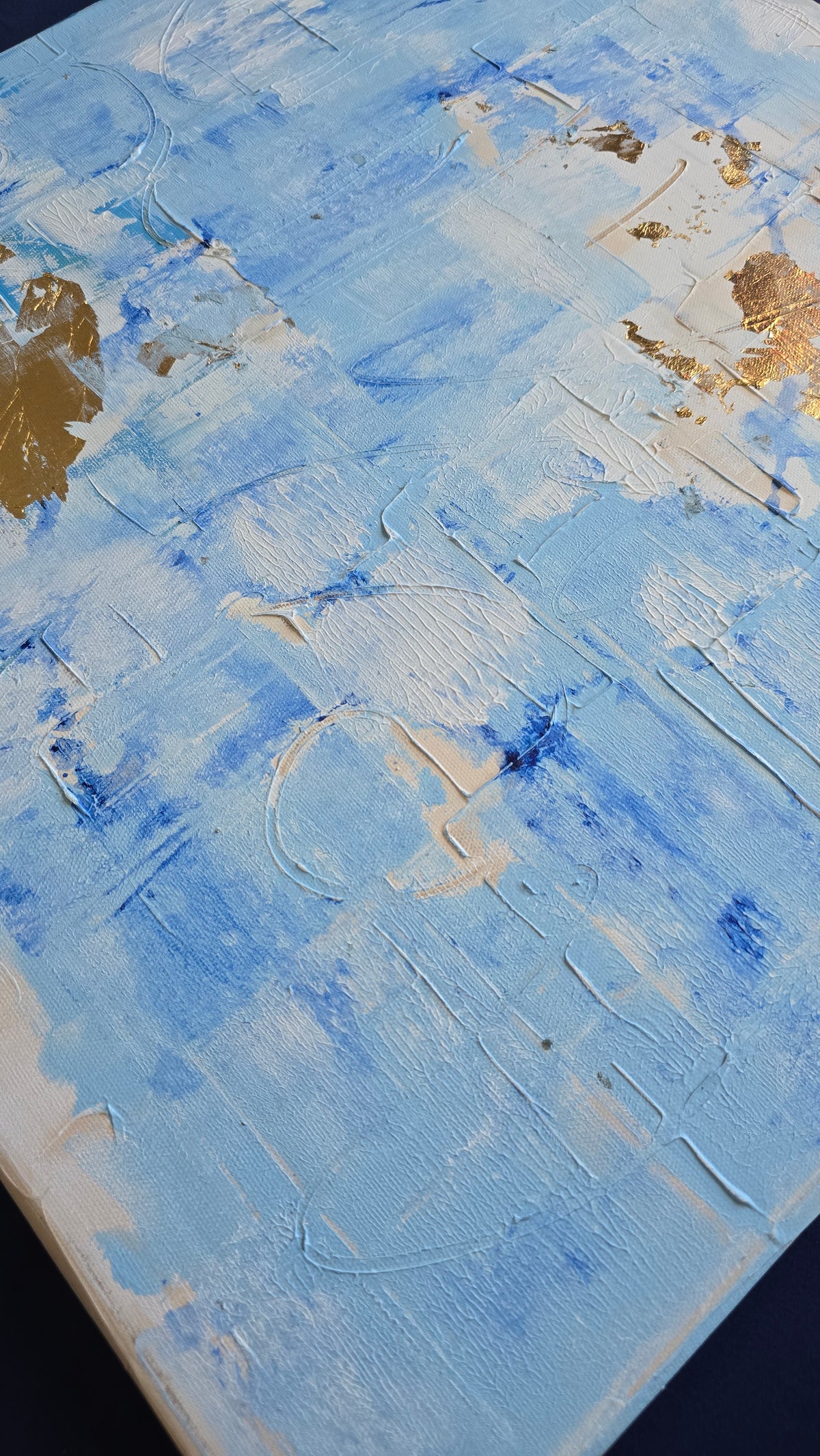 Quadratisches abstraktes Acryl-Leinwandbild mit strukturierten Farbflächen in Hellblau, Weiss, kräftigem Blau und goldenen Akzenten.
