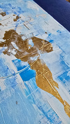 Quadratisches abstraktes Acryl-Leinwandbild mit strukturierten Farbflächen in Hellblau, Weiss, kräftigem Blau und goldenen Akzenten.