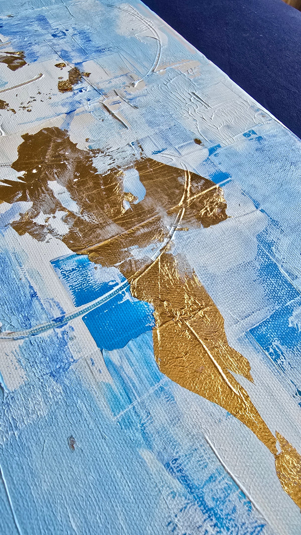 Quadratisches abstraktes Acryl-Leinwandbild mit strukturierten Farbflächen in Hellblau, Weiss, kräftigem Blau und goldenen Akzenten.