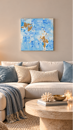Quadratisches abstraktes Acryl-Leinwandbild mit strukturierten Farbflächen in Hellblau, Weiss, kräftigem Blau und goldenen Akzenten.