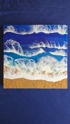 Resin Wandbild Solas Breaking Blue mit tiefblauem und türkisem Meer, mehreren weissen Wellen und strukturiertem goldfarbenem Küstenbereich.
