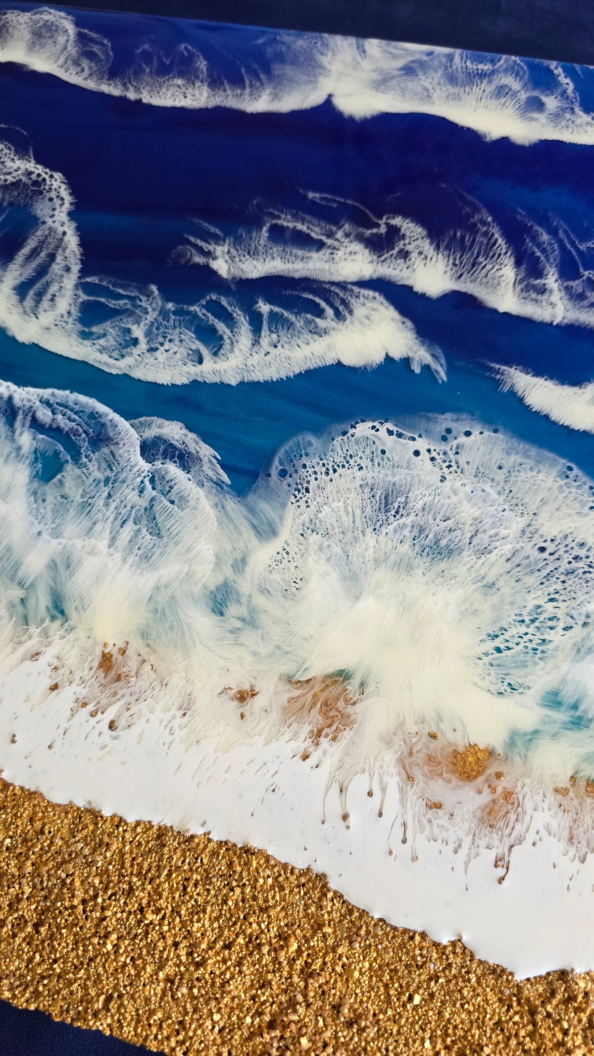 Resin Wandbild Solas Breaking Blue mit tiefblauem und türkisem Meer, mehreren weissen Wellen und strukturiertem goldfarbenem Küstenbereich.