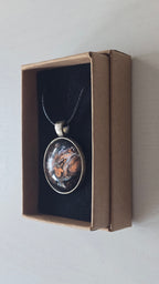 Runde Cabochon Kette Solas Burnt Earth in Kupfer, Bronze und Schwarz mit dunkler Metallfassung und schwarzem Band.