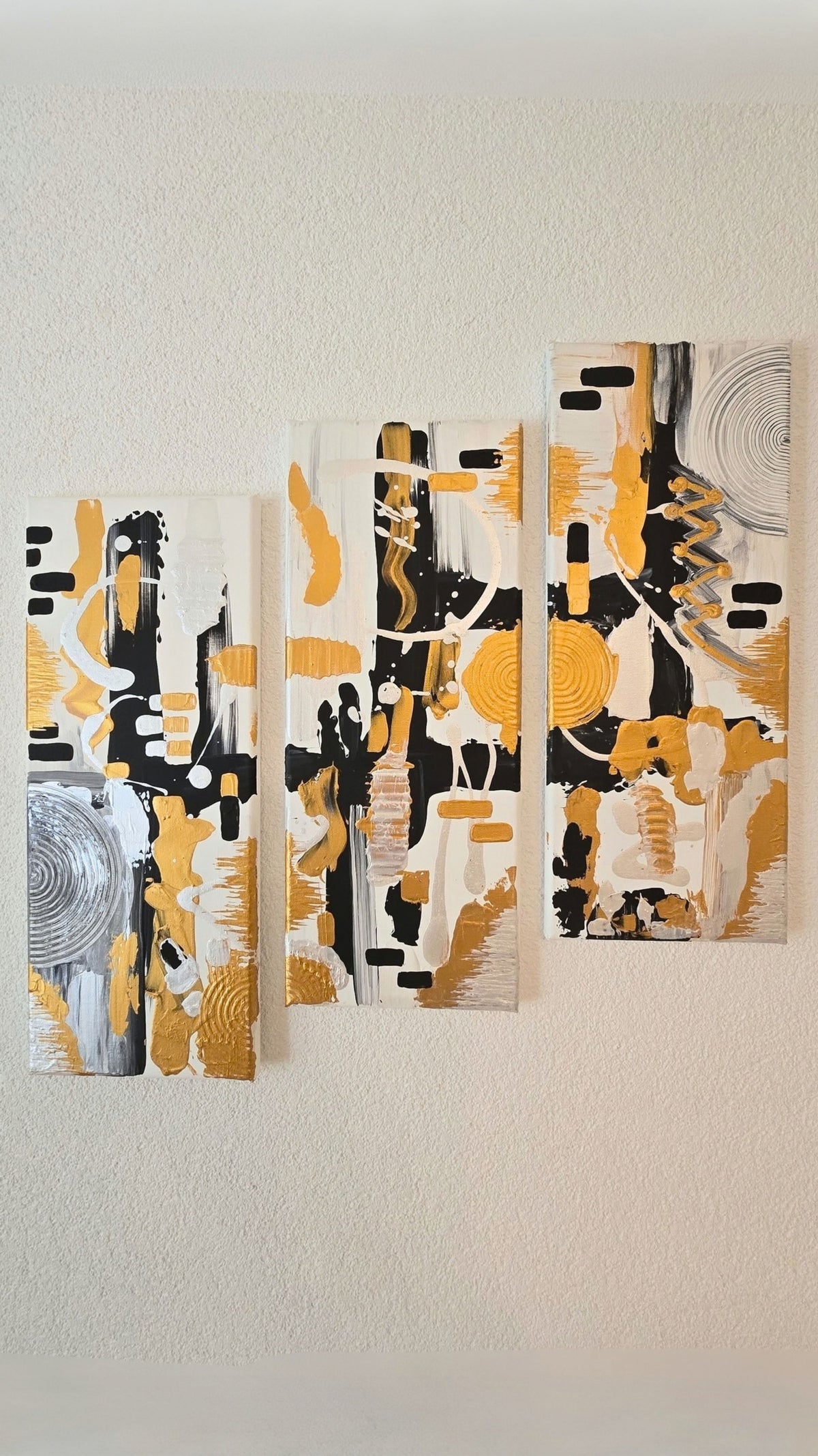 Dreiteiliges abstraktes Struktur Leinwandbild Cadence in Gold, Schwarz, Weiss und Silber mit Kreisen, Linien und plastischen Elementen.