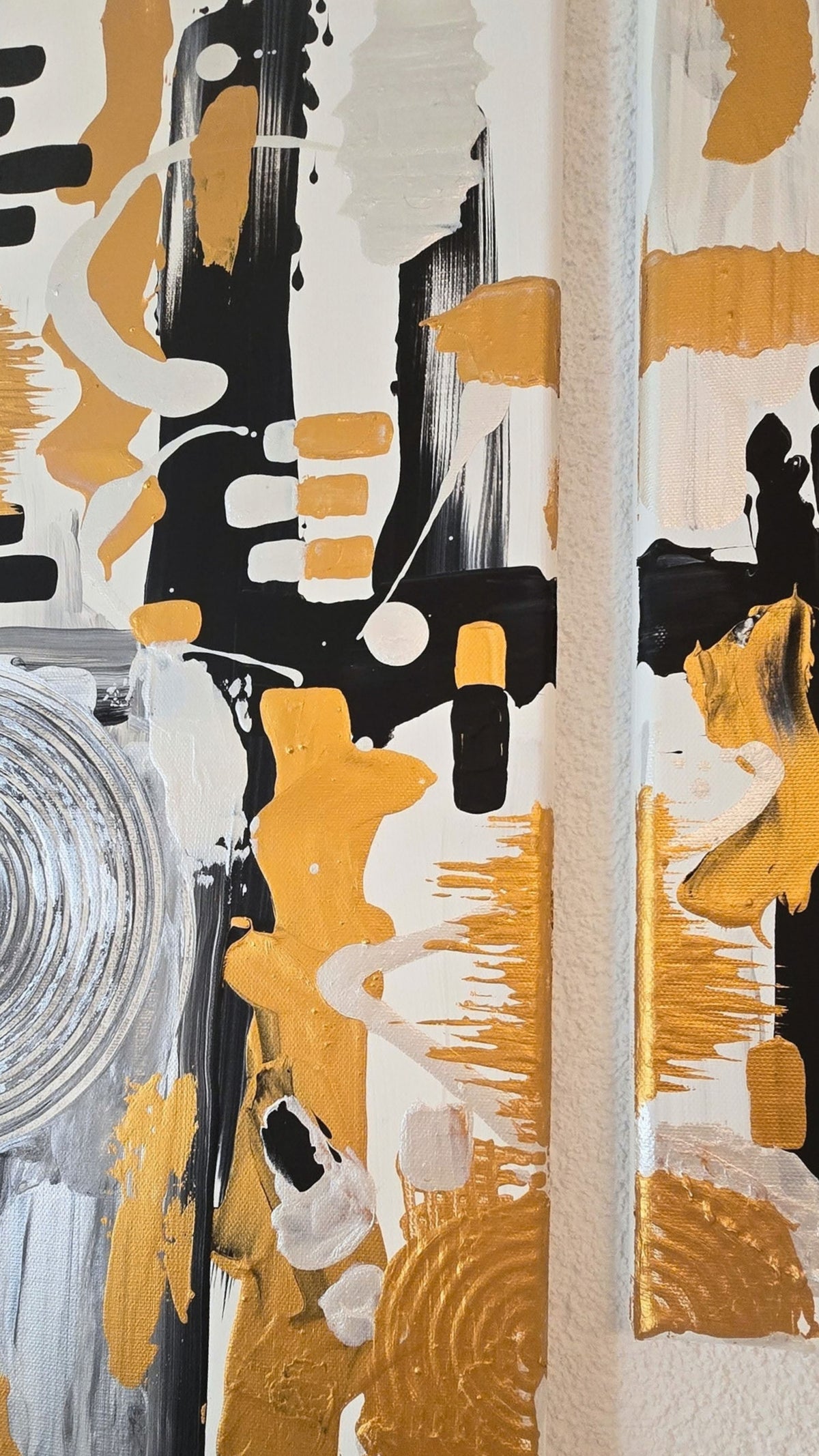 Dreiteiliges abstraktes Struktur Leinwandbild Cadence in Gold, Schwarz, Weiss und Silber mit Kreisen, Linien und plastischen Elementen.